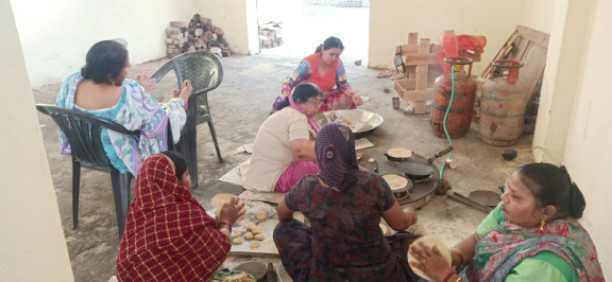 Shri Shiv Kavad Seva Sangh handed over 400 food packets to Seva Bharti